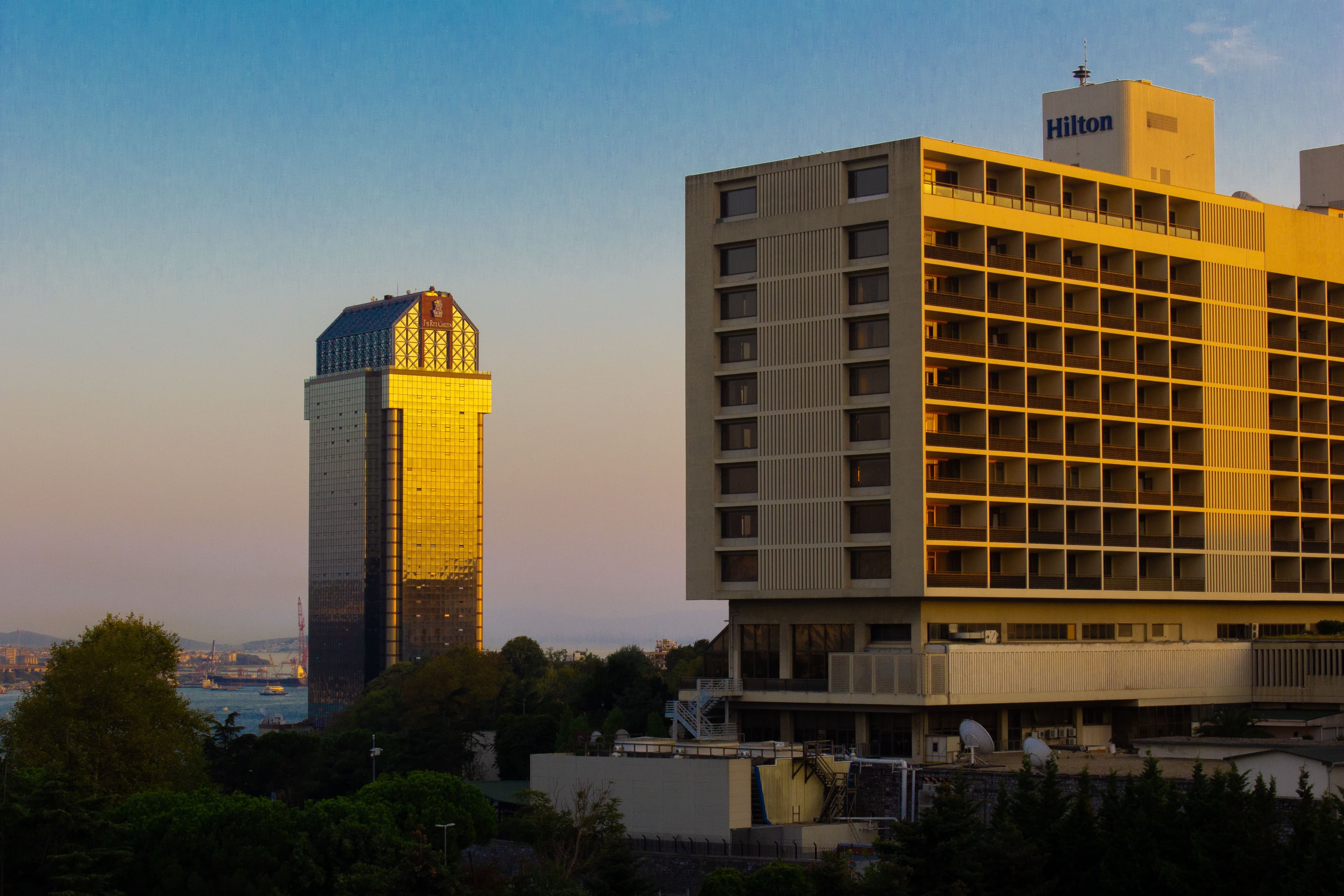 Hotel & Resort